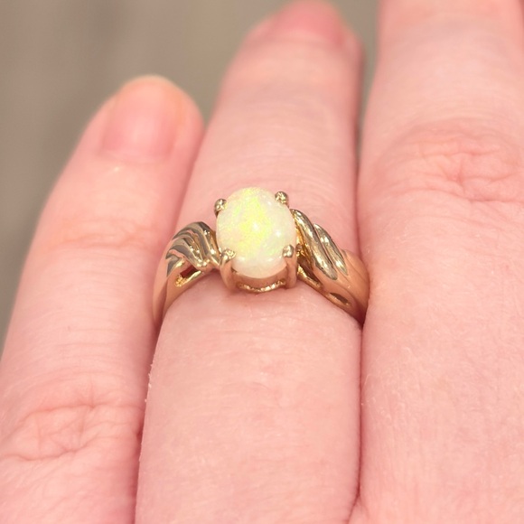 Vintage 10K Australian White Opal Ring: Gold Dainty Oval Solitaire Size 6.5 - Picture 3 of 12